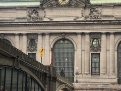 グランドセントラルターミナル

１９１３年建築、１９９８年リニューアルされた全米最大規模のターミナル駅。

ミッドタウンのパークアベニューと４２丁目の地点にあります。

４２丁目に面した４メートルの大時計はティファニー製です。