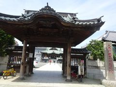 隣には成田山新勝寺の別院、先日本家本元に行きましたが、夜で回りも見えなくて参拝した感は０。
ここでその分やってきましょう。