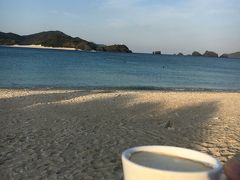 おはよう、今日もいい天気だビーチの散歩に行かないともったいない、コーヒーを持ってビーチへ
でも、旦那さんのクロックスが行方不明になっていた、宿のシェアサンダルを借りてお散歩、その後、ほかのお客さんがうっかり自分のと思ってパッキングされていたことが判明。よかったね、見つかって。