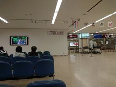 県営名古屋空港に到着です。
福岡空港からのフライトが30分ほど遅れたせいで名古屋空港～名古屋駅間のバスの接続がウンと悪くなってしまいました。仕方なくお店も閉まった静かな空港待合でバスの時間まで待機です。

というわけで脈絡のない旅行記はこれでおしまいです。
最後までご覧頂き、ありがとうございましたm(_ _)m