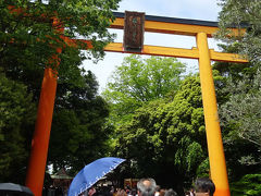 縁結びの神様として女性に人気の高い神社・・・・うっひゃ～参拝の列が鳥居の外まで続いているよ(>_<)

京都の野宮も凄かったが、ここもかなりの長さになっている。