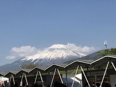 富士スピードウェイから見る朝の富士山。
少し雲がかかっていますが、この時は良いお天気だったんですけどね～。