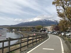 山中湖は湖畔に駐車場がたくさんあり、ほとんど無料です。

サイクリングのスタート地点になった駐車場からの富士山。