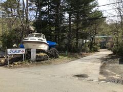 レース終了後、移動してこちらのお宿にお世話になりました。
予約サイトではペンションというくくりになっていたのでどうかなと思いましたが、お部屋は畳だし（夫は和室が好き）、お風呂は小さいけど男女に分かれていないので（でも、２つありました）鍵をかけて夫婦で入ることが出来ました。建物自体は古いですが、お部屋もその他の場所もきれいにお掃除されていて清潔でした。

GW中なのに素泊まりで二人で1万円以下は激安だと思います。もしかして普段はもっと安いのかな？山中湖のすぐ近くなのにこんなに安くていいのかな(^_^;)。