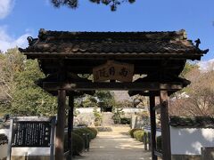 松平東照宮の前の道を登っていくと高月院がある。
松平家の菩提寺で、初代の松平親氏の墓もここにある。