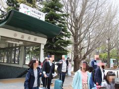 中島公園駅に到着。
みんな見上げてます。おのぼりさんみたい（笑）。