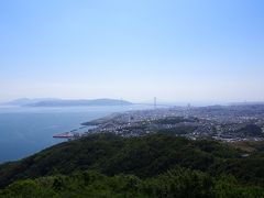 回転展望閣に上ってみると絶景！！
前日に行った淡路島と明石海峡大橋が見えます。
行き交う飛行機も見えます。