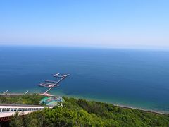 海釣り公園が下に見えるけれど、昨年の台風の影響で今は入れないそうですよ。