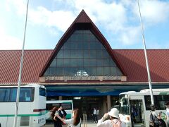 Parau Internatinal AirPort
パラオ国際空港です。

セスナツアーもここから飛びます。
国際空港とはいってもとても小さい空港です。
タラップは固定式でひとつしか無かったと思います。

ラウンジは到着時間帯しかやっていないので、チャーター便利用の場合には使用できません。
また今後しばらくは老朽化対策工事のため一時的に利用できなくなります。