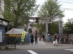 14：31　今戸神社

めぐりんバス　リバーサイドスポーツセンター前で降りてちょっと歩く。
春の交通安全週間のテントも出てますが、それにしても人が多い、女子率が高いなぁ。
