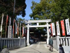 なだらかな坂を上った先に有ります、王子稲荷神社さんの鳥居です。