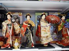 なーんとDAISOもドバイモールに出店。

こ～～んなちょっと個人的にはもらうと飾るところに困るようなThe日本人形とかも売られている。