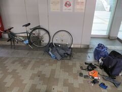 21:09
地元の駅まで戻ってきました。自転車を組み立てます。
