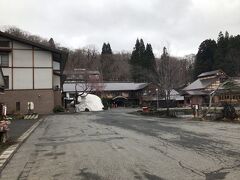 さて次に向かう温泉は「蔦温泉」です。
酸ヶ湯と同じく八甲田の、南側にある温泉です。
こちらは平安時代から千年の歴史がある足元湧出温泉です。
足元から湧く温泉は一番新鮮な状態で入れる
本当に貴重な温泉ですから、楽しみです。

到着。宿の前に大きな雪の山ができてます。