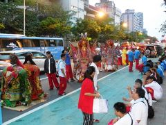 士林夜市では、何かお祭りがあるみたいで、花火と爆竹と、仮装行列と、御神輿？が出てた。