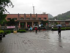 新北市、雨の瑞芳駅。観光地九分への入り口。