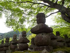 【化野の念仏寺】ゴールデンウイーク後半、里帰りのついでに京都に行きました。京都駅に着いたのは午後2時過ぎ。頑張れば3箇所くらいのお寺が回れるかと、嵯峨野を目指しました。