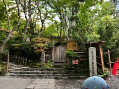 【祇王寺】祇王寺はモミジと苔のコントラストが綺麗な場所です。ここは化野の念仏寺に行く途中にあるのですが、ここに行くのも坂道があるので電動自転車がありがたいです。