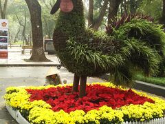 市内観光の出発が１０時と遅いので、近所の公園を散策。干支と思われる植木のきれいなオブジェ多数ありました。とり