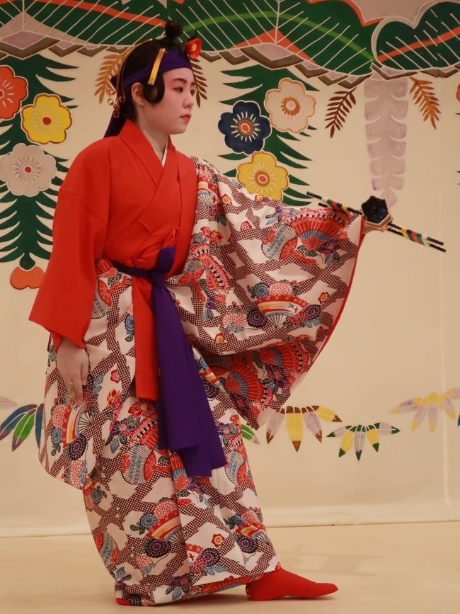 沖縄32 首里城j （世誇殿：伝統舞踊を鑑賞) ☆かせかけ：布織る