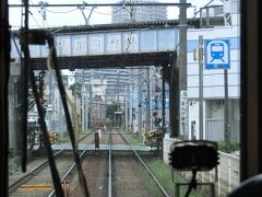 跨線橋に駅名が書いてある感じが、歴史を感じますが、さすがにこれはレトロ調をねらったものではないでしょう、ね。
でも、いかにも下町なところに到着。