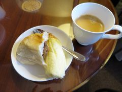 部屋に戻って、昨日、北角で買ったパンを食べます。
蒸しカステラみたいな”紙包蛋糕”は、まぁまぁでした。
”紅豆”とあった香港版アンパン、甘さ控えめで二重丸！また食べたい。
