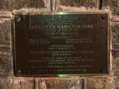 ハミルトンパーク

ハミルトンはアメリカ合衆国建国の父の一人で。ジョージワシントン大統領の時の初代財務長官だった人です。

法曹界のライバルアーロンバーと闘い、下胸部に当たった銃弾で翌日死亡した戦いの場所が、このハミルトンパークです。

