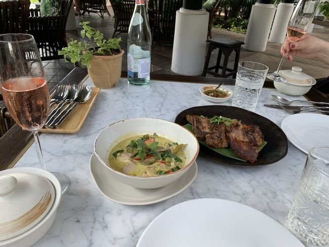 グリーンカレーとポークソテー？<br />グリーンカレーがとっても美味しく、お肉も柔らかくてこの旅行でいちばん美味しかった2品でした！<br />