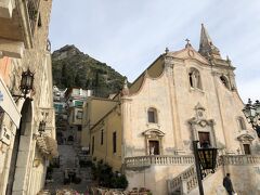 サンジュゼッぺ教会の裏の山を登っていくとマドンナ・デッラ・ロッカ教会という岩窟の教会があるらしい。
