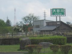 東武鬼怒川線の線路沿いに歩いてきました
途中､線路脇はずっと民家の敷地で…