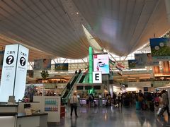 羽田空港国際線ターミナルに到着。
朝６時半でもけっこうたくさん人がいましたね。

さすが超黄金週間。