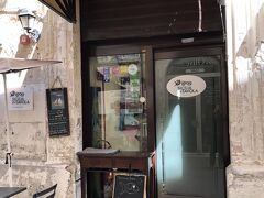 その店がシチリア・イン・ターヴォラ。
1時開店ということで1:20ごろ入店。客はぼくひとり、2時近くなって次々に客が入店。