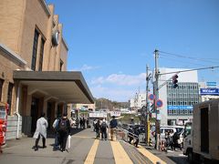 駅舎を出てすぐ左には小樽三角市場があります。
昭和23年(1948年)頃、7～8軒の露天商が店をかまえたのが始まり。
こちらは立ち寄りませんでしたは、とれたて魚介類や珍味が手に入る店、鮮度が自慢の海鮮丼が味わえる食堂などが軒を連ねているそうです。