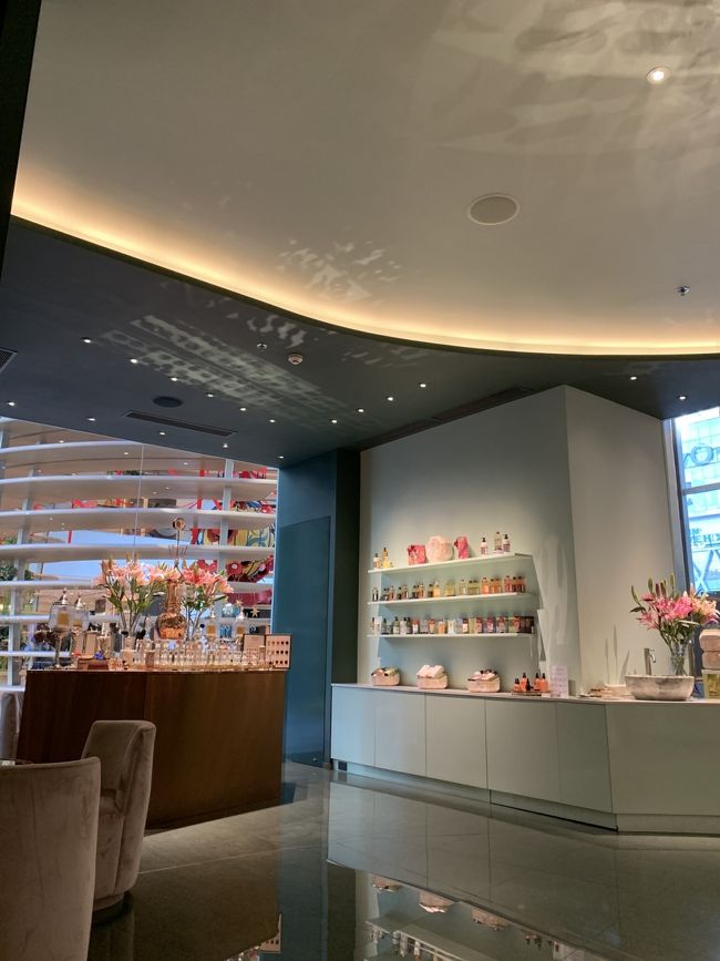 夜はアーブというタイのスパブランドのフェイシャルを受けに行きました。アロマのいい香りと施術に癒されました。