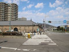 大きなレンガ造りの倉庫のような建物は、たぶん小樽市観光物産プラザだと思います。