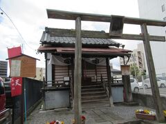 長野中央郵便局の隣の大国主神社には大黒天。
朱印代を納めて、自分で御朱印を押しました。