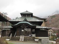 宿の近くにある共同の温泉。
風情がある建物でした。