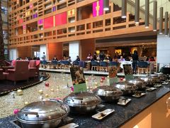 12/31（月）9:00
１階吹き抜けのレストランで朝食。
ここのビュッフェは種類が沢山あって一日では絶対に食べきれない！

７年前の宿泊時も毎日の朝食が幸せだったから、もちろん朝食付の部屋で予約！
久しぶりのビュッフェが楽しみ（＾＾）

皆さまにオススメしたいのでしっかりご紹介します。
もしご興味を持っていただけたらぜひ行ってみてください！

まず、入口の左側はやきそばやカレーなどのホットミールが沢山あります。
