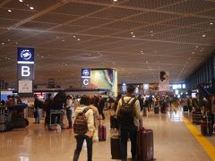 ４月２７日の朝です。
本日は成田空港第一ターミナルから出発！
９：３０出発だったかな？
NHKさんが取材に来てました。
・・・映りたかったな。。。（笑）