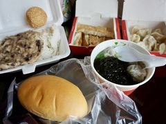 ２人分でいろいろ買ってみたよ。

左上から、
■ご飯に蛸とチキンのおやきが乗ったもの（なんか見た目がアレなんですけど、味はおいしかったです。）
■ごま団子のような見た目の団子（小豆の餡子が入ったごま団子を想像していたのですが、たぶん芋か別の種類の豆の餡子が入っていた。想像と違う味だったけど、とてもおいしかった。何個か買っとけばよかった。）
■焼き餃子
■水餃子
■ワンタンスープ（海苔がたっぷり入ってた）
■マンゴーパン（マンゴーのクリームが入っているかと思ったら、なんと果肉も入っていて、うれしいサプライズ！）

お腹いっぱいになって、仮眠もとって、空港へ。