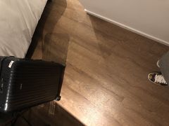 香港国際空港から尖沙咀のHotel Hartまではタクシーで30分ほどで到着。(ただしめちゃくちゃスピードを出される)
予めホテルの外観や入口、一階のバーの名前を調べておいたのでスムーズにたどり着けました。
お部屋は他の口コミにある通り、本当に狭いです。これでもかというくらい狭いです。
でも足りないものは何ひとつなく、ベッドの下にスーツケースをしまうところや、風量の強いドライヤー、冷蔵庫、金庫、シャワーも水圧は普通で何の問題もありません。
コンセントの差込口が１つしか見つけられなかったので、延長コードとタップを持参して正解でした。