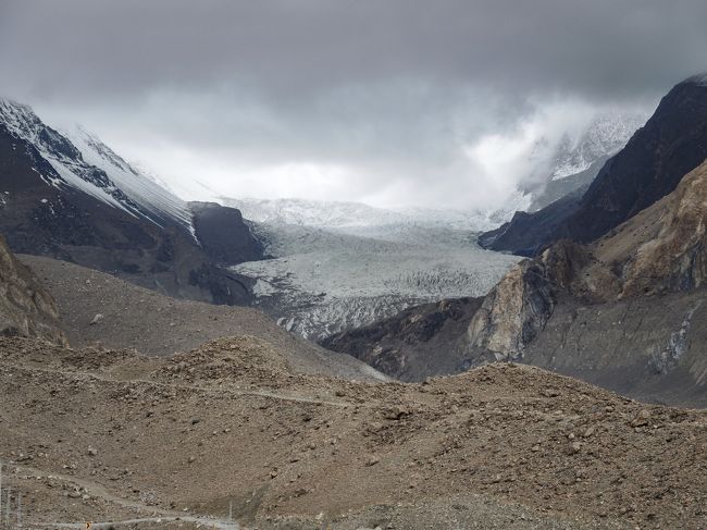 中央の白い部分が氷河です。<br /><br />あいにくの天気でピークはよく見えませんが、右手の頂でしょうか？<br /><br />上記案内板によれば、7478ｍ、パキスタンと日本の合同登山隊によって登頂されたそうです。<br /><br />このエリアにはいくつかの氷河がありますが、この「パスー氷河」はカラコルムハイウェイから氷河部分までトレッキング可能です。（時間・体力・気力があれば･･･の話ですが）<br /><br />ツッチーさんの旅行記（https://4travel.jp/travelogue/10360905）などにその様子は紹介されています。<br /><br />もちろん私は車を降りて眺めるだけ。