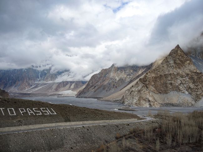 右手の鋭くとがった地形などは、氷河の浸食が関係しているのでしょうか？<br /><br />レディーフィンガーの形状とも関係しているのでしょうか？<br />
