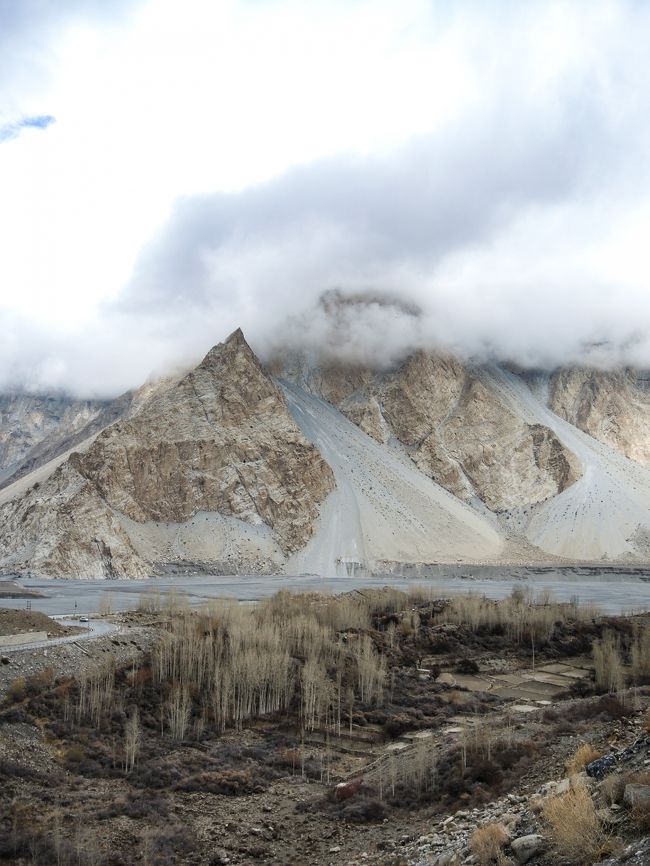 砂が流れ落ちているように見える部分は、かつては氷河だったとか？<br />全くの妄想です。
