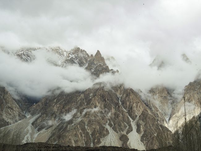 車窓から見る険しい山肌<br /><br />これで雲がとれてくれたら･･･とも思うのですが、仕方ないところです。<br />インシャラー（神の思し召し）です。