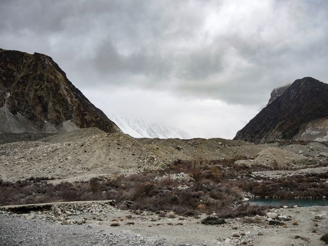 しかし、パスー氷河に比べると離れていることと、あいにくの天候のため、「氷河？どれ？」と判然としません。<br /><br />奥の方・中央部に白いものが見えるのが氷河でしょうか？