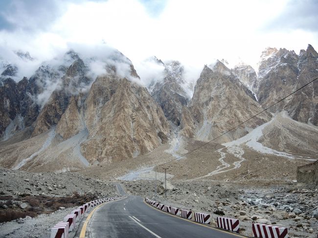 気を取り直して現実世界に。<br /><br />上のような氷河は見えませんが、天気が少し持ち直してきたようで、山並みを覆っていた雲も薄くなりました。