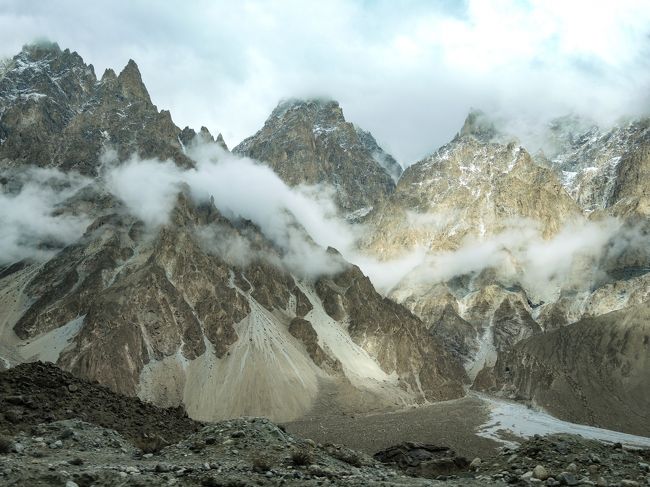 ゴツゴツした山肌に雲がたなびいて･･･快晴時の景色とはまた違った趣もあります。