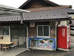 翌朝、1時間半かけて香川県満濃町の「三嶋製麺所」にうどんを食べに。
のれんも看板もない。山あいの製麺所がうどんブームの中で人気を集めてしまった。