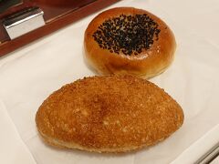おはよ～ございます。
前日、栄町銀天街のパン屋さんで買ったカレーパンと餡パンが朝食です。
カレーパンは福神漬け入り。食べる度にパリポリとした食感が面白かったなぁ。